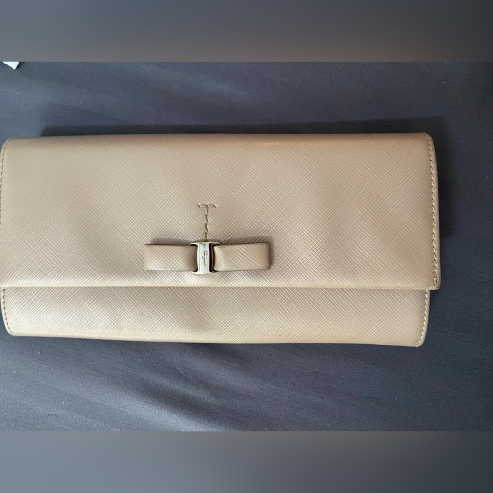 💋💋Salvatore Ferragamo Beige Metallic Leather Bow Continental Wallet
